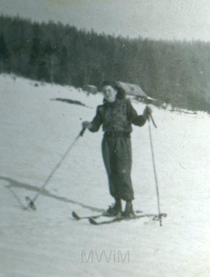 KKE 2360.jpg - Fot. Na nartach. Maria Kołakowska (z domu Bujko) – mama Janusza Kołakowskiego, Karpacz, 1951 r.